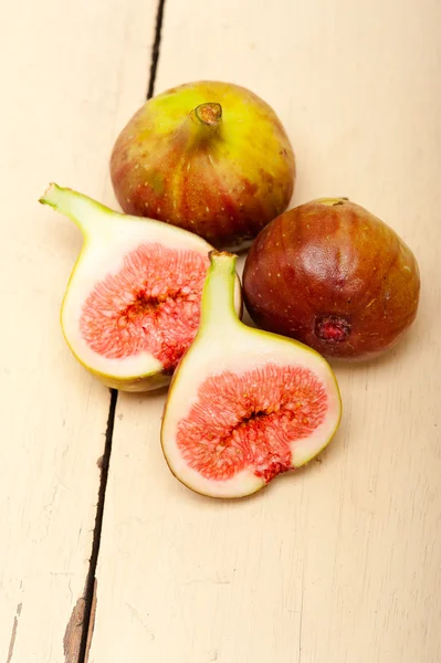 Świeże figi w rustykalnym stylu tabeli — Zdjęcie stockowe