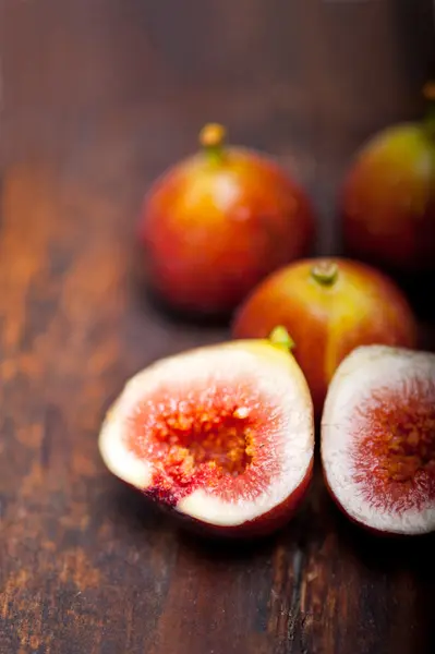 Figues fraîches sur vieux bois — Photo