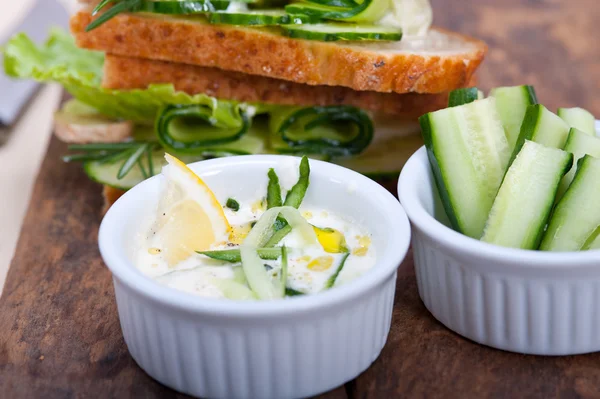 Sándwich vegetariano fresco con ensalada de salsa de queso de ajo —  Fotos de Stock