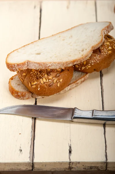 Органический хлеб над деревенским столом — стоковое фото