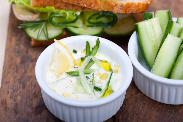 Sándwich vegetariano fresco con ensalada de salsa de queso de ajo —  Fotos de Stock