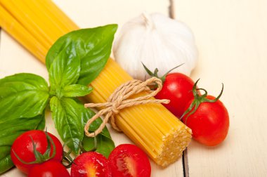 İtalyan spagetti makarna domates ve fesleğen