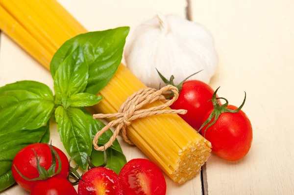 Esparguete italiano macarrão tomate e manjericão — Fotografia de Stock