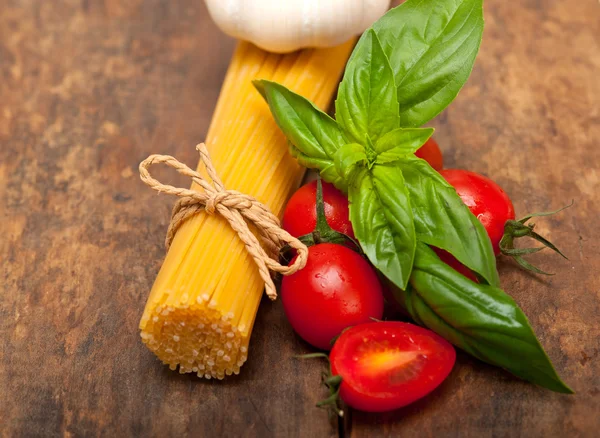 İtalyan spagetti makarna domates ve fesleğen — Stok fotoğraf