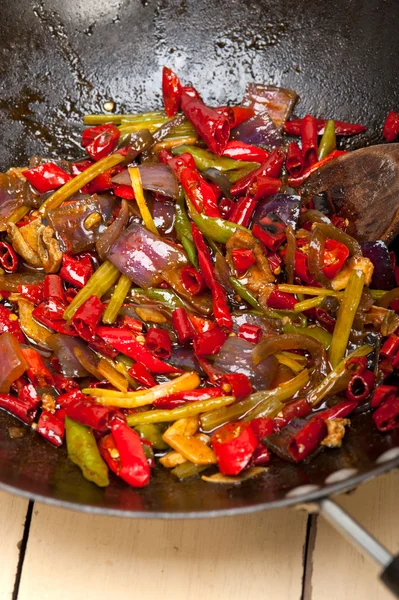 Gebakken chili peper en fruit op een wok pan — Stockfoto