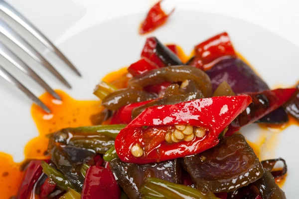 Gebakken chili peper en fruit op een wok pan — Stockfoto