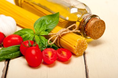 İtalyan spagetti makarna domates ve fesleğen