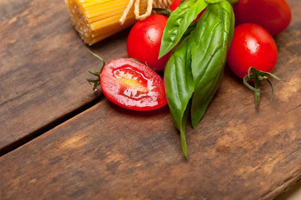 Італійські спагеті макарони помідорами та базиліком — стокове фото