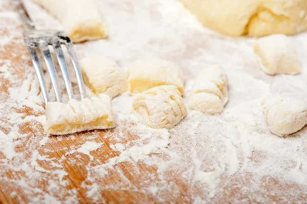 Приготовление свежих итальянских картофельных ньокки — стоковое фото