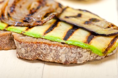 ekmek arası ızgara sebze