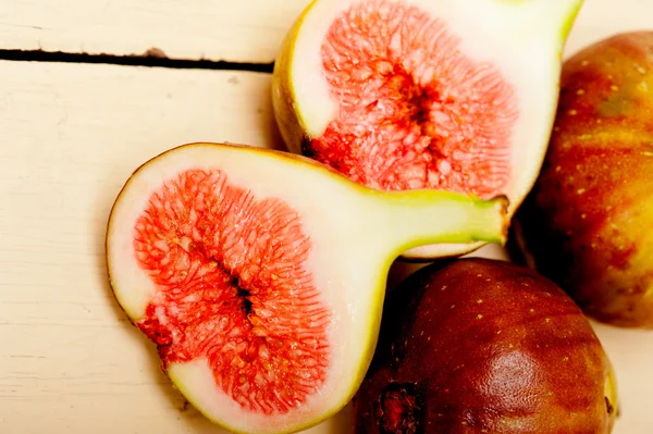 Figues fraîches sur une table rustique — Photo