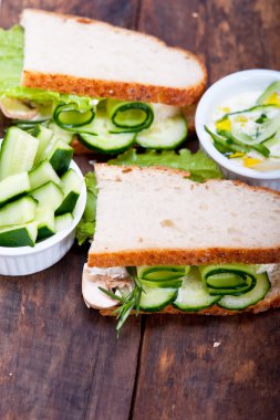 sarımsak peynir dip salata ile taze vejetaryen sandviç