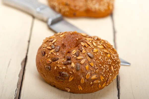 Organik ekmek üzerine rustik masa — Stok fotoğraf