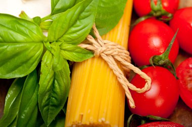 İtalyan spagetti makarna domates ve fesleğen