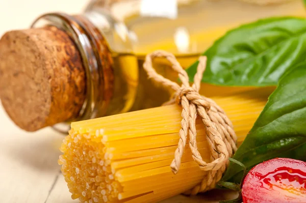 Italian spaghetti pasta tomato and basil — Stock Photo, Image