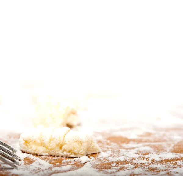 Herstellung frischer italienischer Kartoffelgnocchi — Stockfoto