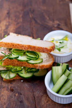 sarımsak peynir dip salata ile taze vejetaryen sandviç