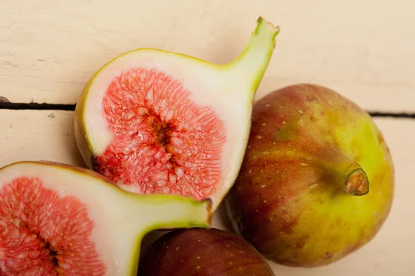 Fresh figs on a rustic table — Stock Photo, Image