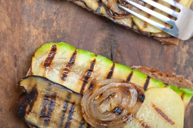 ekmek arası ızgara sebze