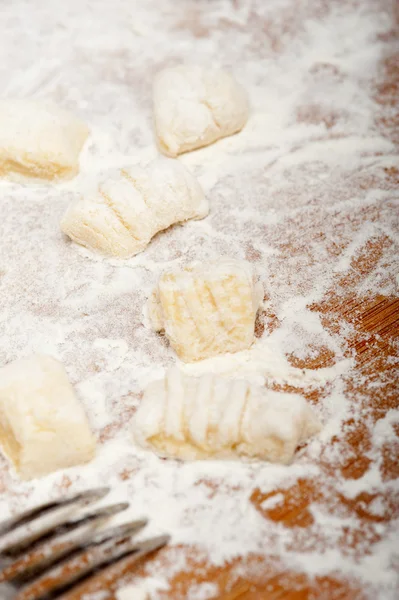 Herstellung frischer italienischer Kartoffelgnocchi — Stockfoto