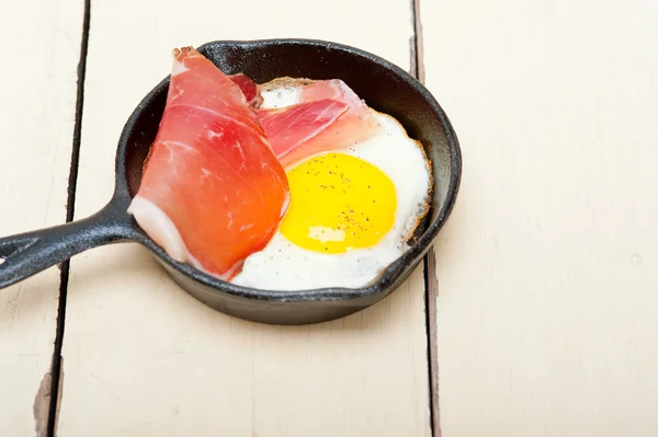 Egg sunny side up with italian speck ham — Stock Photo, Image