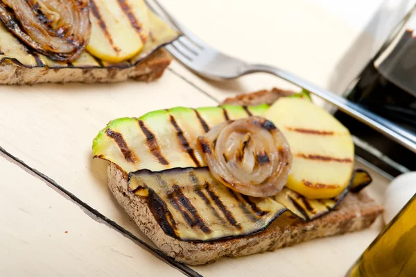 Grilled vegetables on bread — Stock Photo, Image