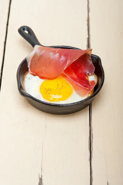 Egg sunny side up with italian speck ham — Stock Photo, Image