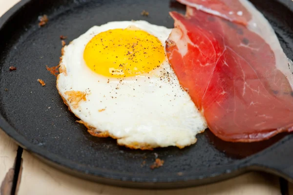 Egg sunny side up with italian speck ham — Stock Photo, Image