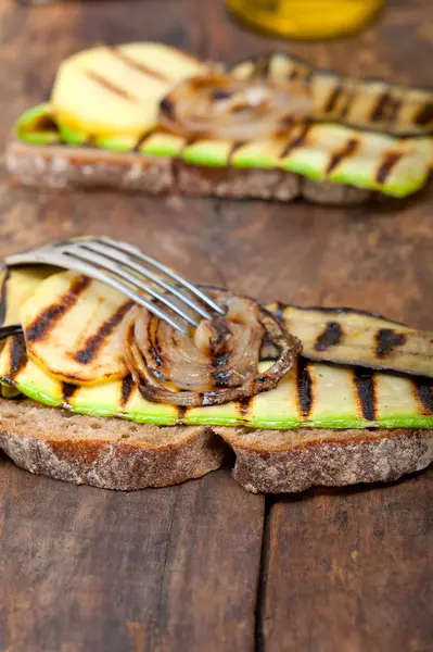 Grilled vegetables on bread — Stock Photo, Image