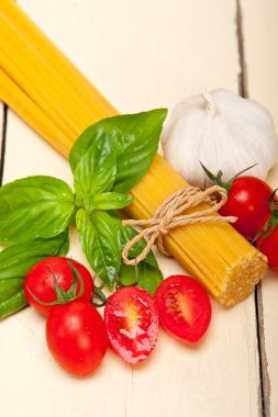 İtalyan spagetti makarna domates ve fesleğen