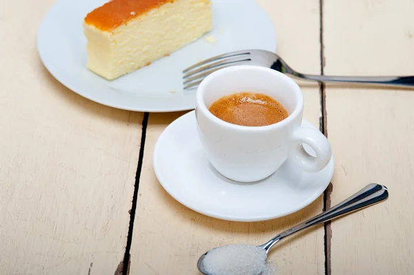 İtalyan espresso kahve ve peynirli kek — Stok fotoğraf