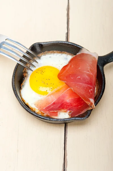 Vajíčko volské oko se italský speck šunkou — Stock fotografie