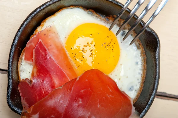 Egg sunny side up with italian speck ham — Stock Photo, Image