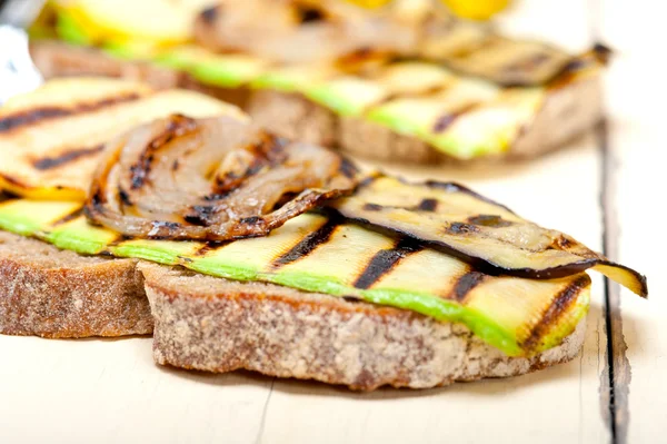 Grilled vegetables on bread — Stock Photo, Image