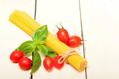 İtalyan spagetti makarna domates ve fesleğen