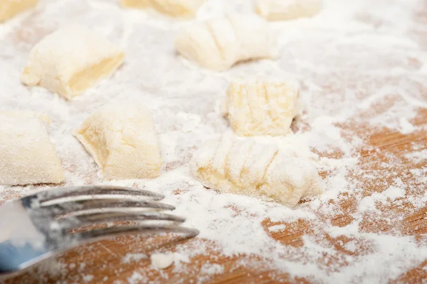 Herstellung frischer italienischer Kartoffelgnocchi — Stockfoto