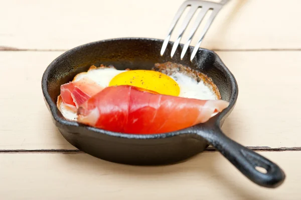 Egg sunny side up with italian speck ham — Stock Photo, Image