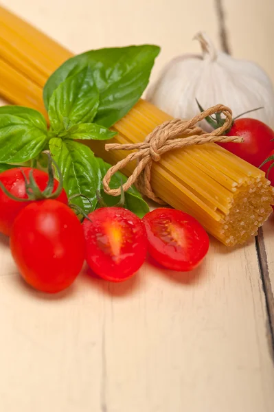 İtalyan spagetti makarna domates ve fesleğen — Stok fotoğraf