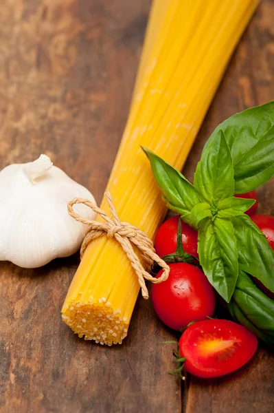 Italian spaghetti pasta tomato and basil — Stock Photo, Image