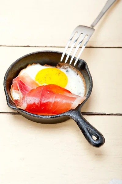 Oeuf côté ensoleillé vers le haut avec du jambon moucheté italien — Photo