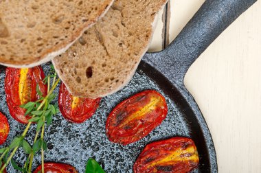 Pişmiş domates fesleğen ve kekik ile