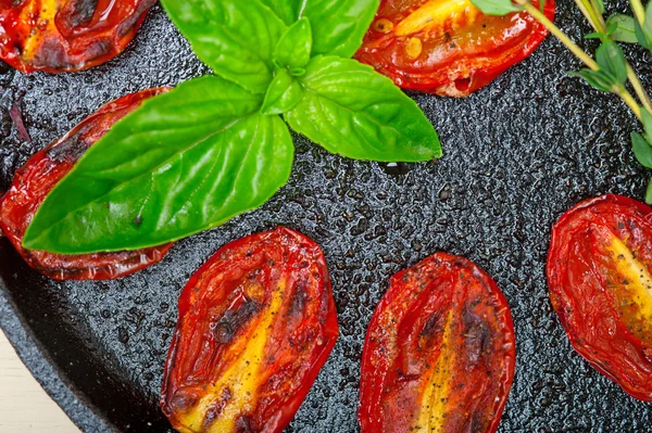 Baked cherry tomatoes with basil and thyme — Stock Photo, Image