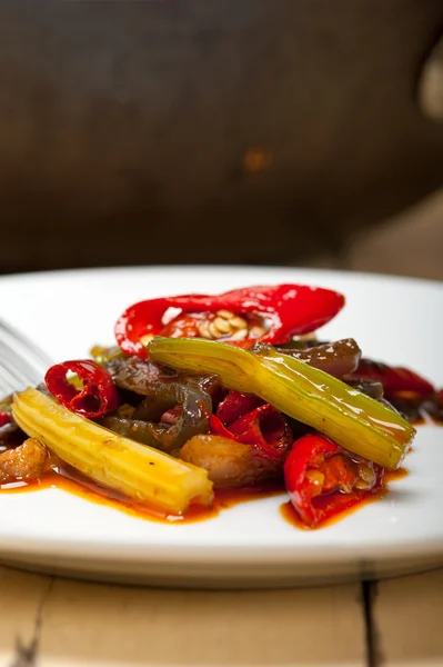 揚げ唐辛子と中華なべ平なべに野菜 — ストック写真