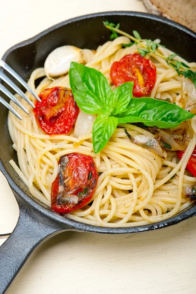 Spaghetti pasta with baked cherry tomatoes and basil — Stock Photo, Image
