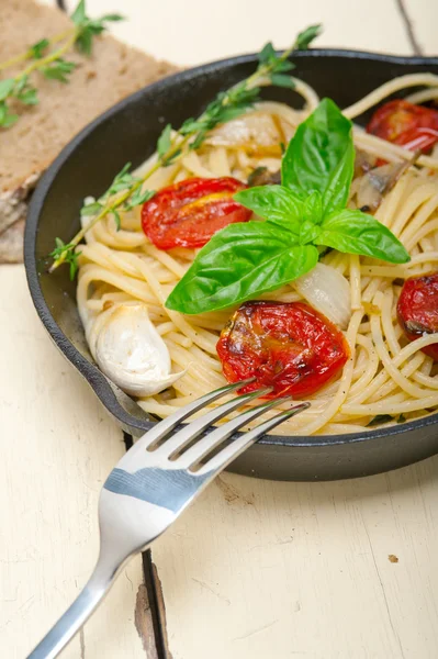 Spaghetti pasta with baked cherry tomatoes and basil — Stock Photo, Image