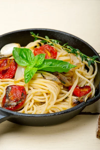 Spaghetti pasta with baked cherry tomatoes and basil — Stock Photo, Image