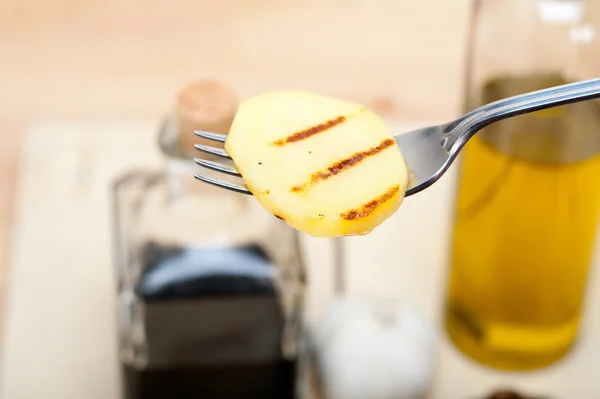 Gegrilde aardappel op een vork — Stockfoto