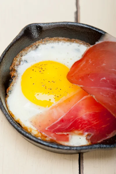 Egg sunny side up with italian speck ham — Stock Photo, Image