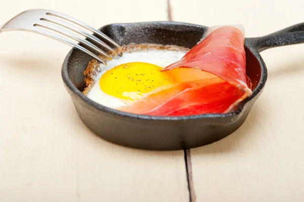 Egg sunny side up with italian speck ham — Stock Photo, Image