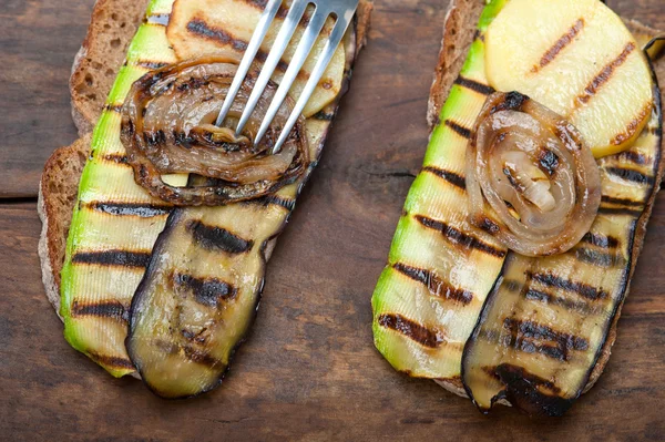 Grilled vegetables on bread — Stock Photo, Image